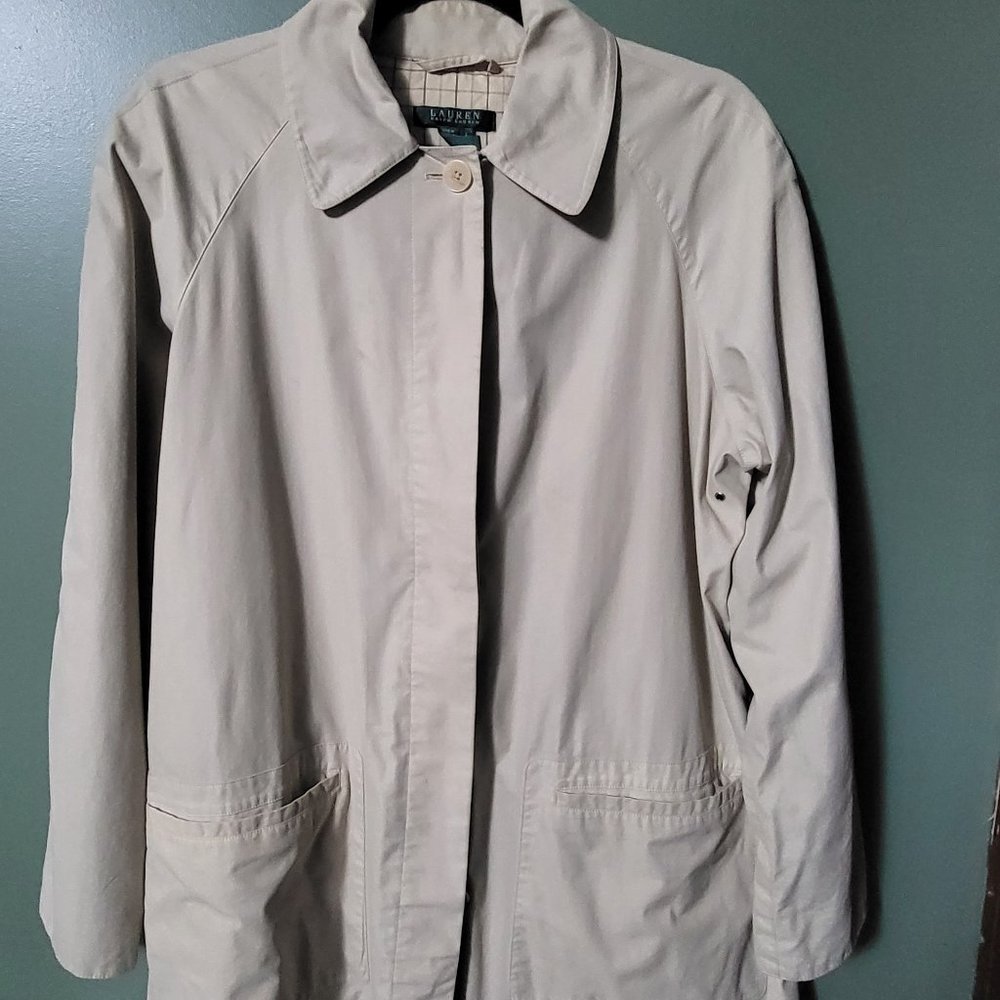 LAUREN Ralph Lauren Single Breasted, Button-Down, Belted Trench Coat in Large
